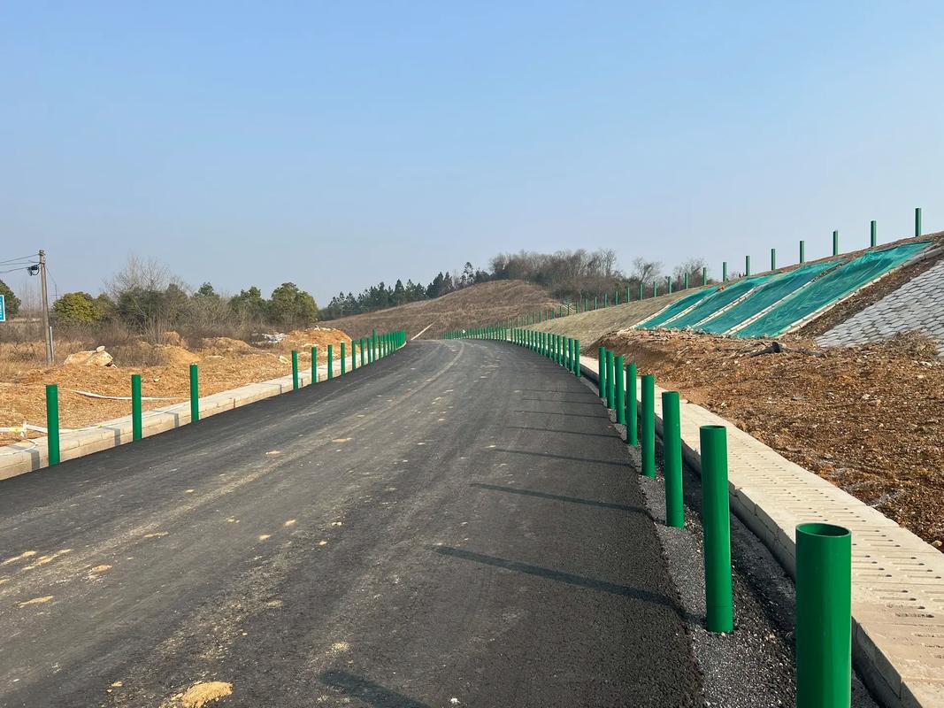 施工現(xiàn)場(chǎng).嚴(yán)把質(zhì)量關(guān),服務(wù)好客戶#交通設(shè)施廠家 #道路工程